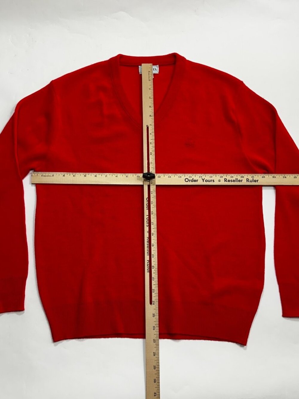 Vintage IZOD Mens Large Red V-Neck Sweater Acrylic Embroidered Crest Preppy USA - Picture 10 of 16